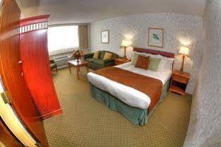 Compass Point Inn - เซอร์รีย์ ภายนอก รูปภาพ